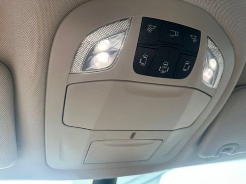 Used 2023 Chrysler Pacifica Touring-L FWD image 13