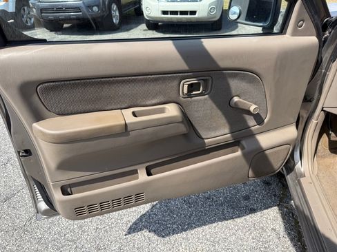 Used 2003 Nissan Frontier XE image 11