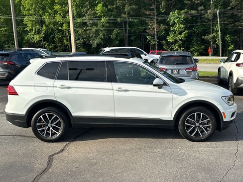 Used 2021 Volkswagen Tiguan SE w/ Panoramic Sunroof Package FWD image 2