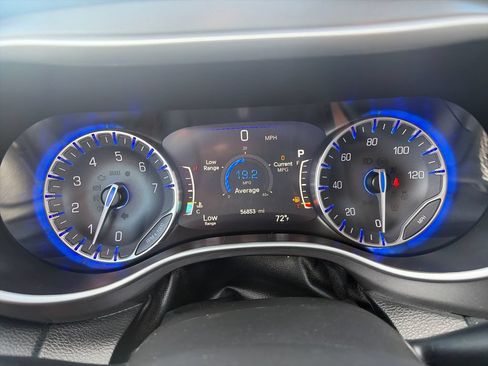 Used 2024 Chrysler Pacifica Touring-L FWD image 16