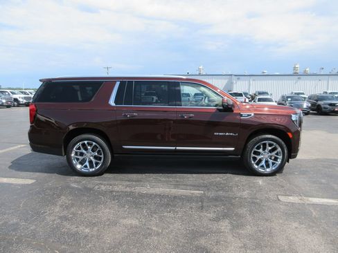 Certified 2022 GMC Yukon XL Denali w/ Denali Ultimate Package AWD/4WD image 5