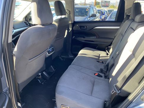 Used 2019 Toyota Highlander LE w/ Carpet Mat Package (TMS) FWD image 15