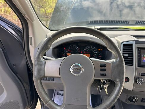 Used 2011 Nissan Frontier SV AWD/4WD image 16