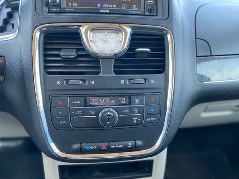 Used 2016 Chrysler Town & Country Touring FWD image 17