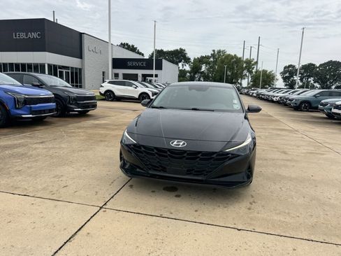 Used 2023 Hyundai Elantra SEL w/ Convenience Package FWD image 6