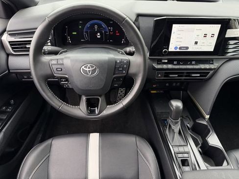 Used 2025 Toyota Camry SE image 12