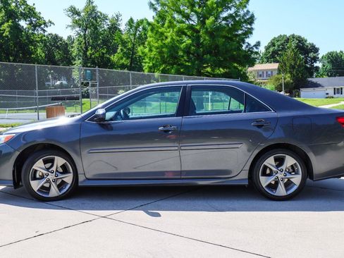Used 2012 Toyota Camry SE w/ Leather Pkg FWD image 4