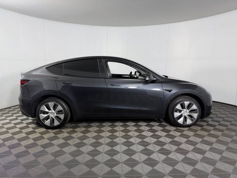 Used 2024 Tesla Model Y 2WD image 4