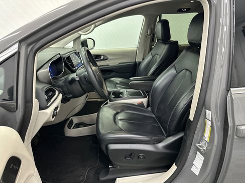 Used 2023 Chrysler Pacifica Touring-L FWD image 9