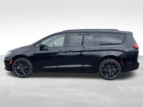 New 2026 Chrysler Pacifica Select image 4