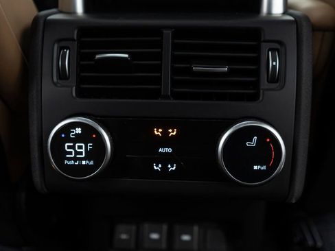 Used 2024 Land Rover Discovery Dynamic SE image 17