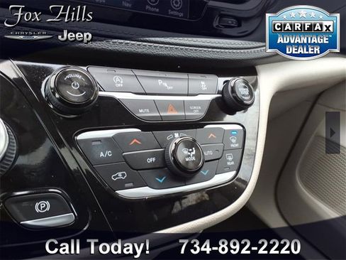 Used 2020 Chrysler Pacifica Limited image 24