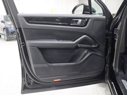 Used 2023 Porsche Cayenne AWD/4WD image 32
