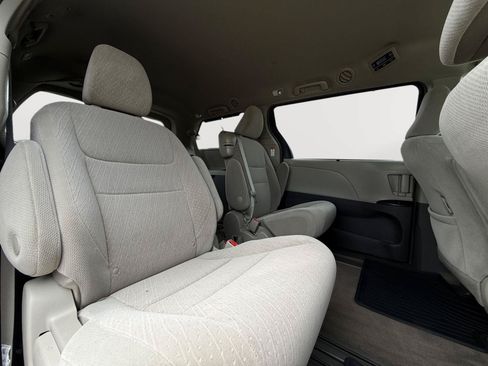 Used 2018 Toyota Sienna LE FWD image 23