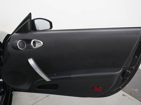 Used 2005 Nissan 350Z Touring RWD image 9