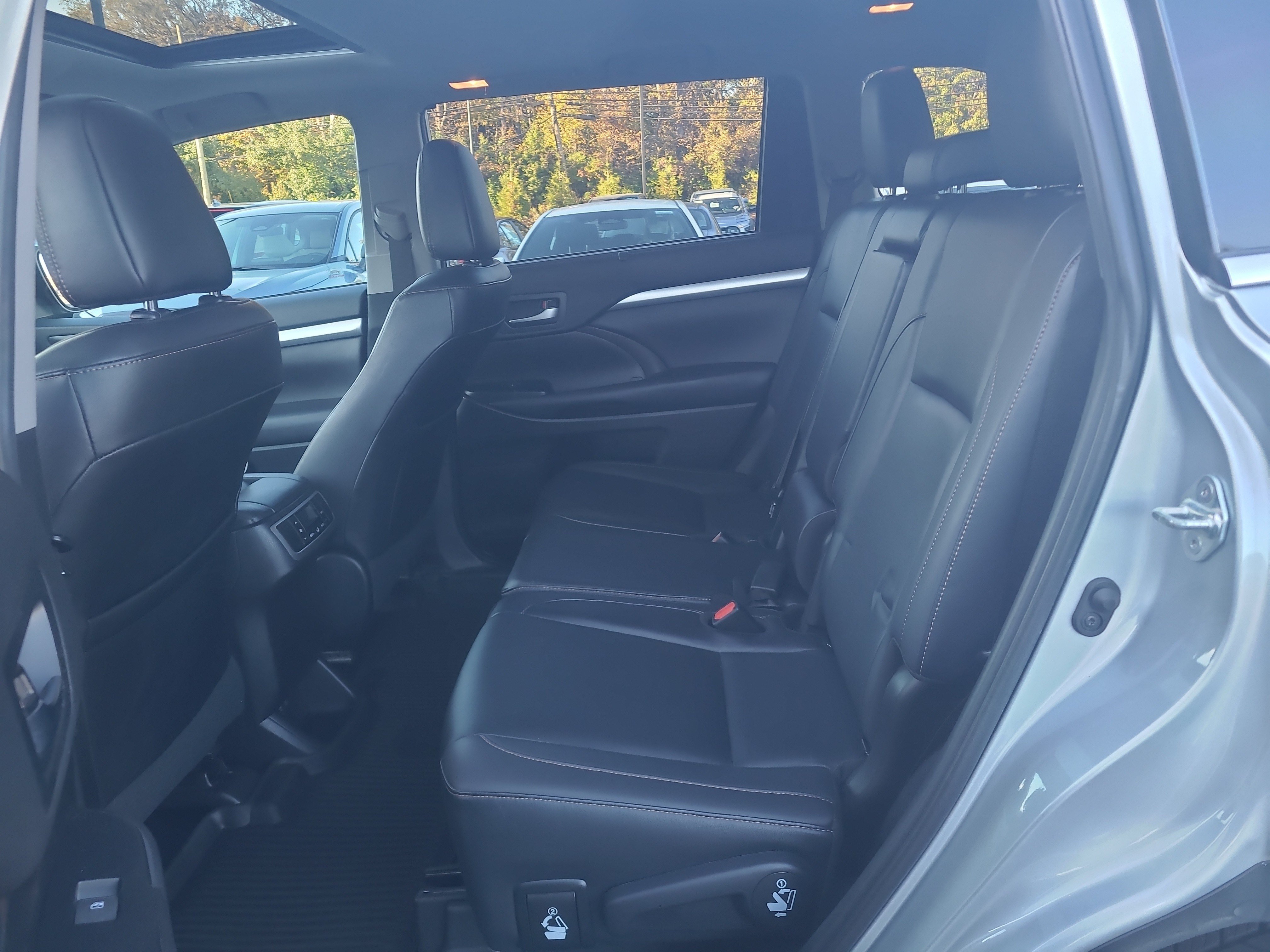 Used 2019 Toyota Highlander XLE AWD/4WD image 29