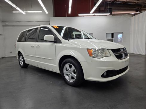 Used 2011 Dodge Grand Caravan Crew image 4