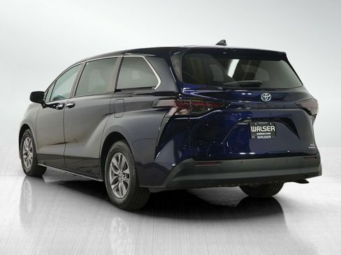Used 2023 Toyota Sienna XLE FWD image 3