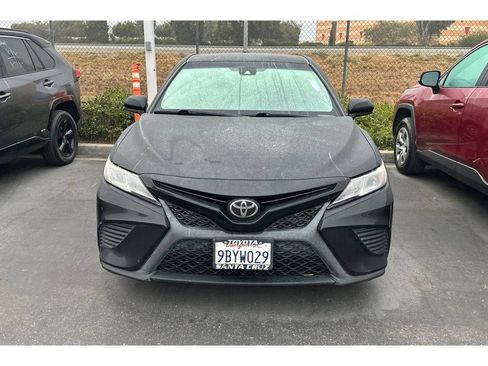 Used 2019 Toyota Camry SE FWD image 3