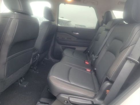 Used 2023 Nissan Pathfinder SL w/ Black Appearance Package AWD/4WD image 9