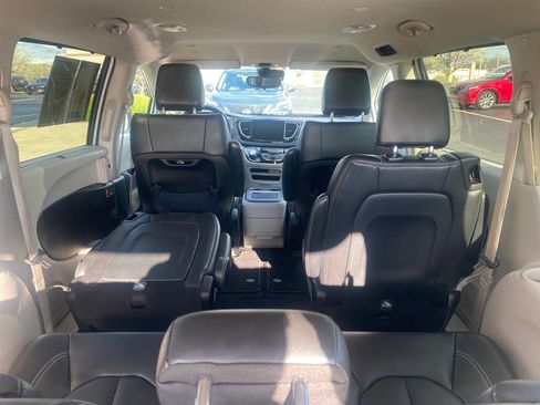 Used 2023 Chrysler Pacifica Touring-L FWD image 7