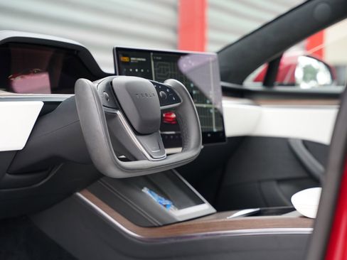 Used 2023 Tesla Model S Standard Range image 3