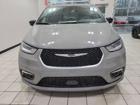 Used 2025 Chrysler Pacifica Limited image 12