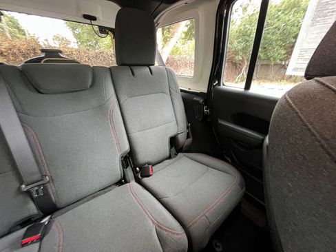 Used 2025 Jeep Wrangler Unlimited Rubicon image 36