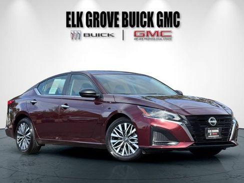 Used 2025 Nissan Altima 2.5 SV FWD image 2