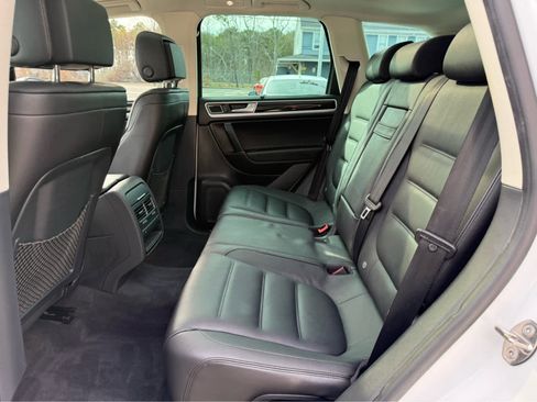 Used 2016 Volkswagen Touareg Executive image 25