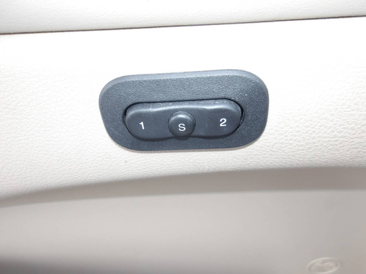Used 2011 Jeep Grand Cherokee Overland AWD/4WD image 17