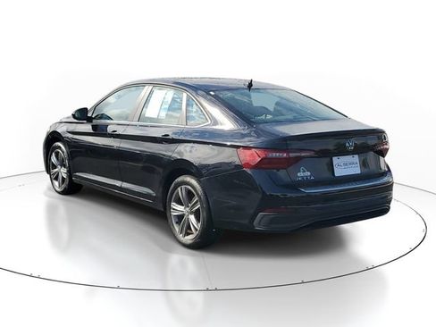 Used 2023 Volkswagen Jetta SE w/ Panoramic Sunroof Package FWD image 3