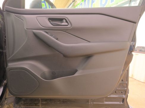 Used 2024 Nissan Rogue S image 17