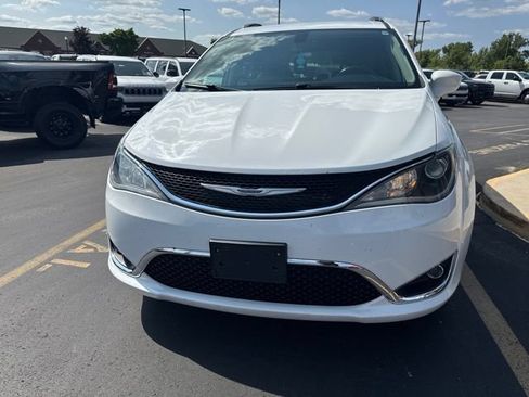 Used 2020 Chrysler Pacifica Touring-L Plus FWD image 5