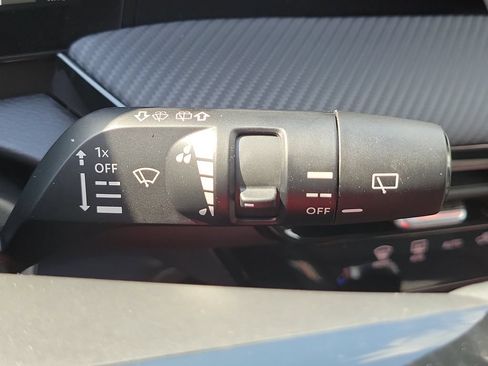 Certified 2025 Nissan Kicks SR FWD image 37