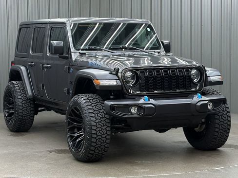 Used 2024 Jeep Wrangler Unlimited image 7