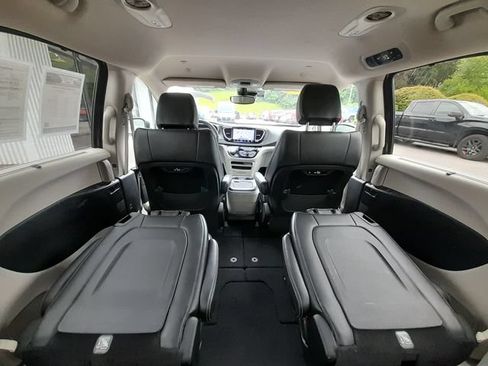Used 2023 Chrysler Pacifica Touring-L FWD image 44
