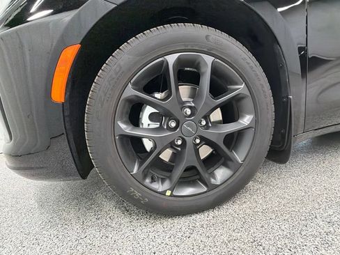 New 2027 Chrysler Pacifica Limited FWD image 9