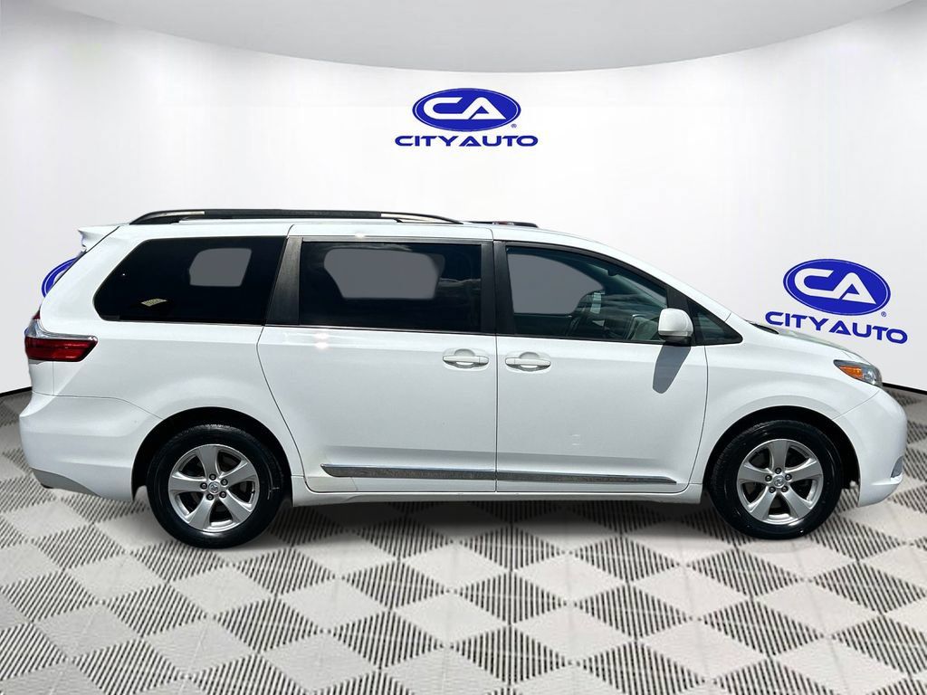 Used 2017 Toyota Sienna LE FWD image 2