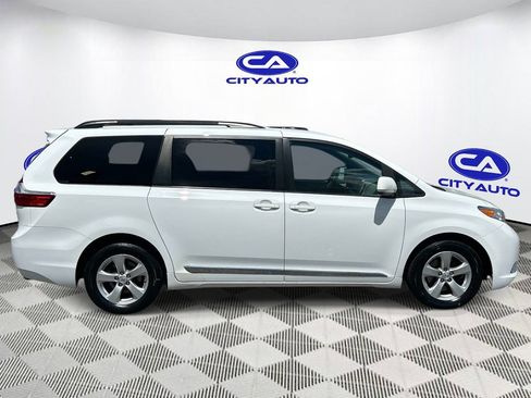 Used 2017 Toyota Sienna LE FWD image 2