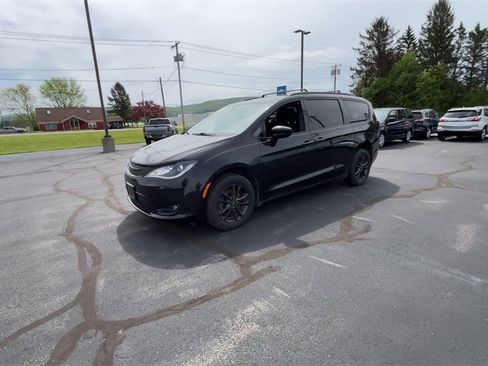 Used 2020 Chrysler Pacifica Touring-L image 4