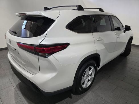 Used 2023 Toyota Highlander L FWD image 5