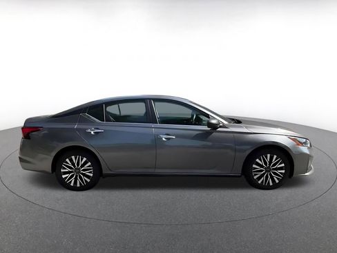 Used 2025 Nissan Altima 2.5 SV FWD image 16