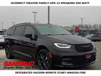 Used 2024 Chrysler Pacifica Touring-L w/ Uconnect Theater Family Group