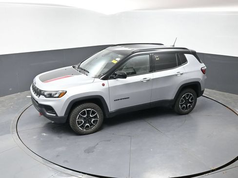 Used 2025 Jeep Compass Trailhawk AWD/4WD image 18