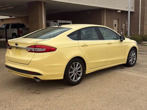 Used 2017 Ford Fusion SE image 2