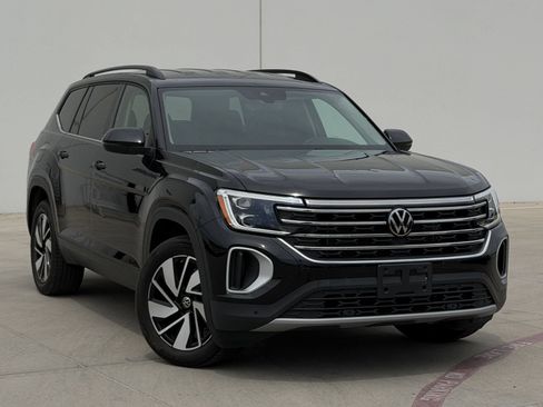 Used 2024 Volkswagen Atlas SE FWD image 2
