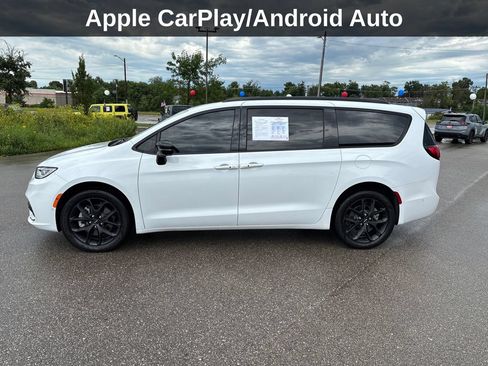 Used 2023 Chrysler Pacifica Limited w/ Uconnect Theater Family Group AWD/4WD image 2