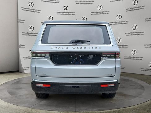 Used 2022 Jeep Grand Wagoneer Series III AWD/4WD image 4