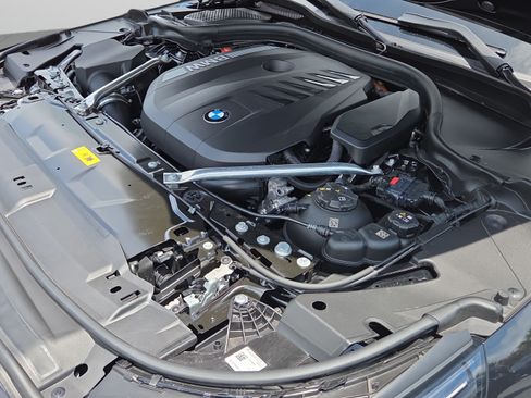 Used 2025 BMW 550e xDrive w/ Premium Package AWD/4WD image 20